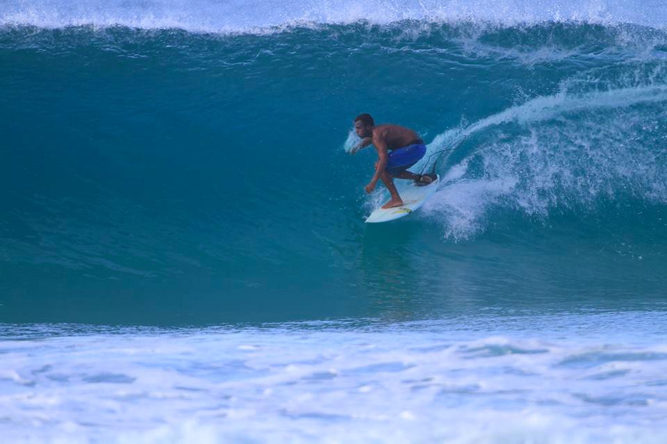 apoio Alef Alves é exímio surfista e bodysurfer formado pelo Kaha Nalu Noronha. Tem 20 anos e foi criado na ilha. Desde pequeno brincava na praia sempre se relacionando com o mar e a natureza marinha.