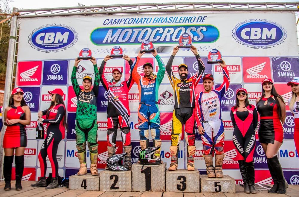 CAMPANO VENCE EM EXTEMA E SEGUE NA LIDERANÇA DO BRASILEIRO DE MOTOCROSS 2017 Ao guidão seu sua YZ450F, o piloto da Yamaha Geração mais uma vez deu um show, faturando a terceira rodada em Minas Gerais