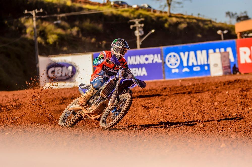 FOTO: DANYLLOPROTO Na categoria MX2, Fabio Santos e sua Yamaha YZ 250F ganharam a primeira bateria e ficaram e segundo na prova final, garantindo um ótimo segundo lugar no pódio.