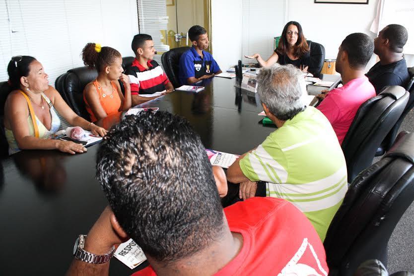 Reunião de Orientação. Foto: Arquivo AfroReggae Figura 1Sessão de Orientação Profissional na Sede. Foto: Arquivo AfroReggae. Observou-se que os que apresentam os melhores resultados na contratação, são os que, de fato, participaram da sessão de orientação.