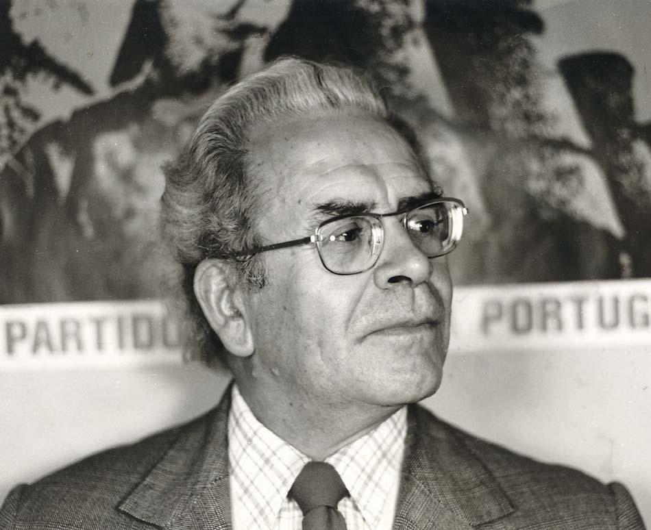 AS VIDAS DOS REVOLUCIONÁRIOS VALEM COMO SEMENTES NA VIDA DOS POVOS Álvaro Cunhal exprimiu este seu pensamento a propósito do percurso de vida de Pedro Soares como revolucionário e comunista.