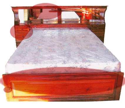O produto apresenta espelho no encosto da cama, poluindo visualmente o produto que apresenta inúmeros