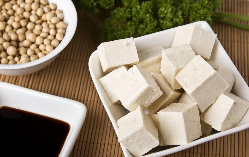 QUEIJO DE SOJA (TOFU) 5 Litros de leite de soja Suco de 3 limões Orégano ou salsa a gosto Sal a gosto Coloque o leite para ferver Esprema os limões para extrair o suco Misture ao suco de limão o