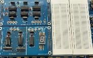 Um módulo CPLD permite ir além dos circuitos baseados em componentes discretos e explorar os conceitos de lógica programável e linguagem VHDL.