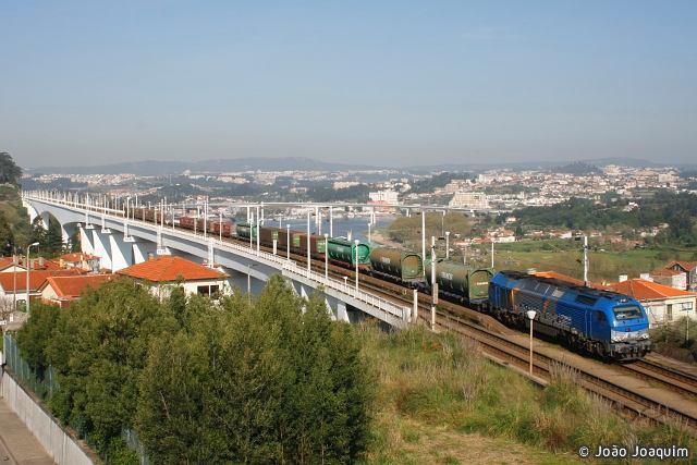 2011 Locomotiva 6002 após retomar a marcha com um Iberian Steel após paragem na estação de Ermesinde (47840/1 Terminal São Martinho do Campo - Fuentes de Oñoro) 02.04.