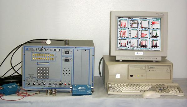 acústica Spartam 2000; (f) monitor colorido; (g) teclado; (h) cabos coaxiais de conexão dos sensores; (i) mouse e (j) lapiseira 0,3 mm.