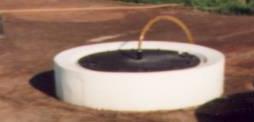 Seu funcionamento baseia-se no princípio da prensa hidráulica, deste modo, aumentos de pressão no interior do biogás resultarão em deslocamentos dos efluentes na câmara de fermentação para a caixa de