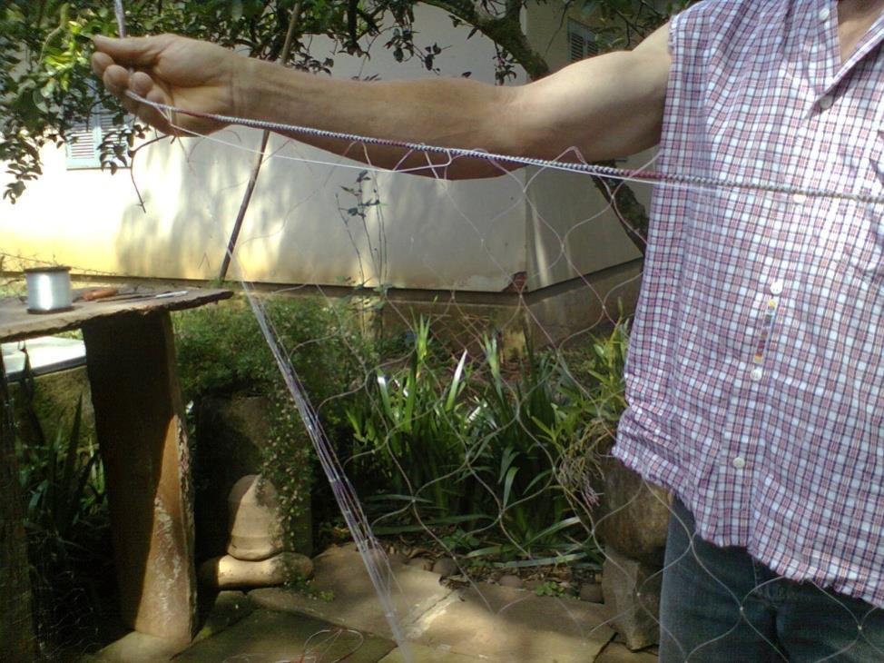 Figura 2. Pescador tecendo rede de pesca (Fonte: Borges, 2012 trabalho de campo). Outro aspecto relacionado à quantidade do pescado se refere aos dias de duração das pescarias.