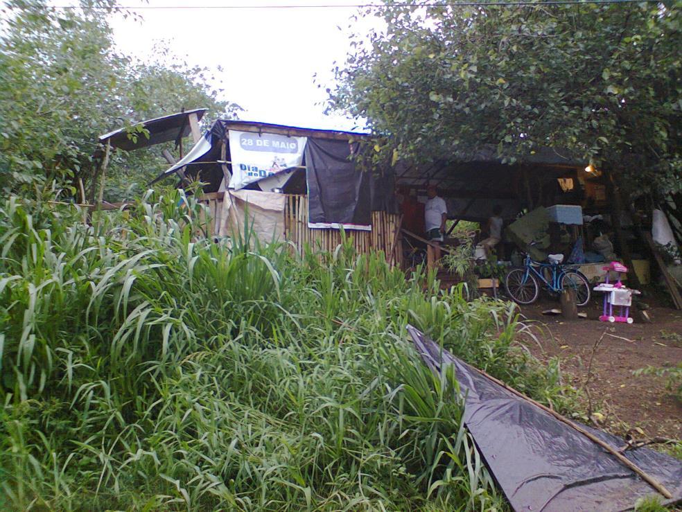 Figura 3. Pescadores acampados na margem do rio Taquari, município de Roca Sales (Fonte: Borges, 2012 trabalho de campo).