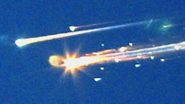 2003 Nova tragédia O ônibus espacial Columbia é desintegrado ao reentrar na atmosfera.