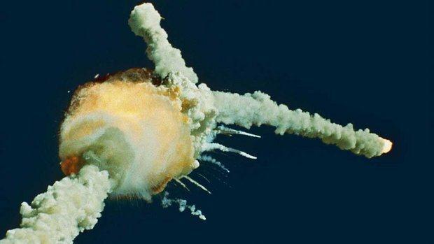 1986 A primeira tragédia Um defeito na vedação de borracha dos tanques de combustível da Challenger causou a explosão da nave, apenas 73 segundos depois de