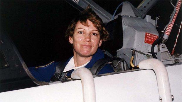 1995 Enfim, amigos Eileen Collins se torna a primeira mulher a pilotar um ônibus espacial na missão STS-6.