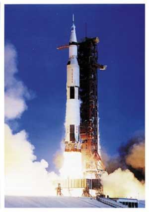 O Saturno V O Saturno V foi desenvolvido por Wernher von Braun no Marshall Space Flight Center em Huntsville, Alabama juntamente com Boeing, North American Aviation, Douglas Aircraft