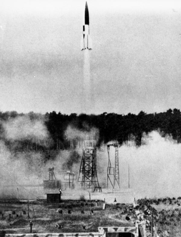 V2 O foguete V2 (cujo nome-código alemão original era A4), foi o primeiro míssil balístico, tendo sido usado pela Alemanha durante as últimas fases da Segunda Guerra Mundial.