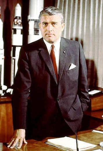 Wernher von Braun Cientista alemão e uma das figuras principais no desenvolvimento de foguetes na Alemanha e nos Estados Unidos.