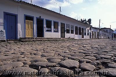 CALÇAMENTO Nas ruas encontram-se como calçamento, além das pedras redondas, de rio,