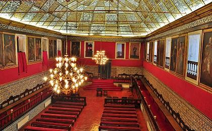 Sala dos Capelos (e Salas do Exame Privado e das Armas) A Sala Grande dos Actos ou Sala dos Capelos é a principal sala da Universidade de Coimbra e ainda hoje, é utilizada nas cerimónias académicas.