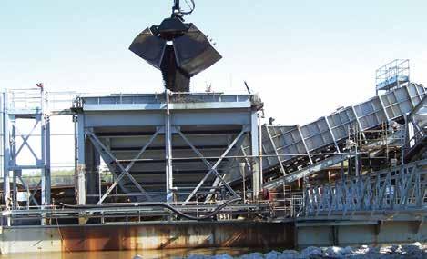 Alimentador de Sapatas retomando carvão de uma tremonha em uma barcaça para alimentar uma importante usina termoelétrica.