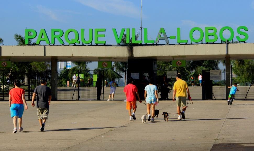 Possui ciclovia, quadras, campos de futebol, aparelhos para ginástica e pista de cooper.