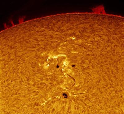 Praias e Filamentos Da mesma forma que a fotosfera, a cromosfera não é nem estática nem uniforme praia filamento Imagens em filtros especiais mostram estruturas como