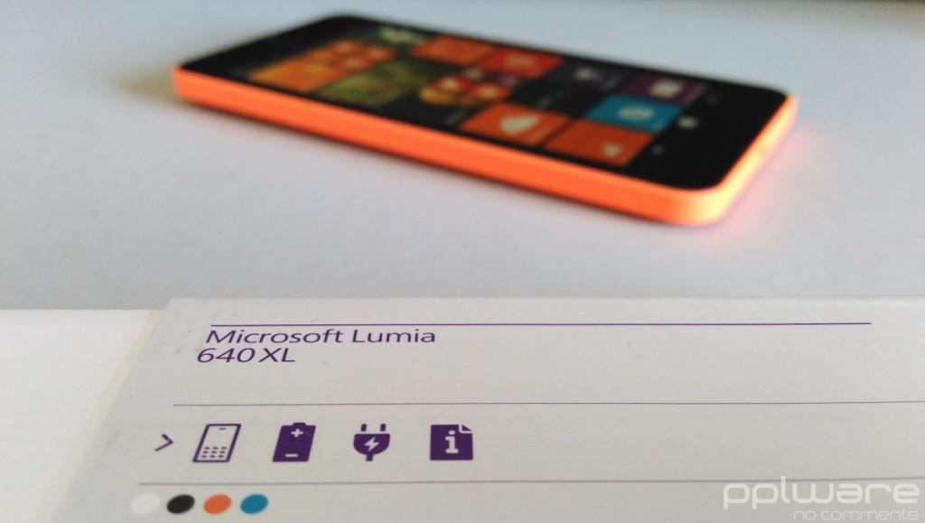 A caixa do Lumia 640 XL vem apenas com o smartphone, um carregador eléctrico e respectivo cabo, a bateria e o manual de instruções.