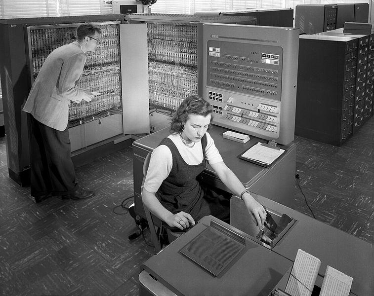 Primeiros Sistemas Operacionais Figura : IBM 704 Daniel