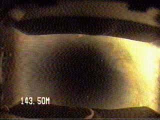 (M) (N) (O) FOTOGRAMAS M a O Basalto maciço pouco fraturado. Na parte superior ainda aparecem algumas vesículas preenchidas.