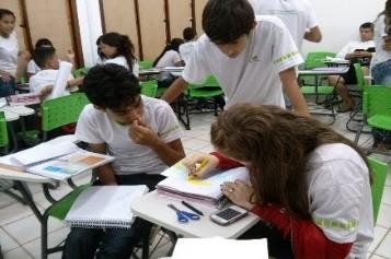 de baixo custo, e nos remete a resultados muito satisfatórios tanto em questão de aprendizagem dos alunos ao tema sugerido, quanto ao interesse dos mesmos na produção de sua