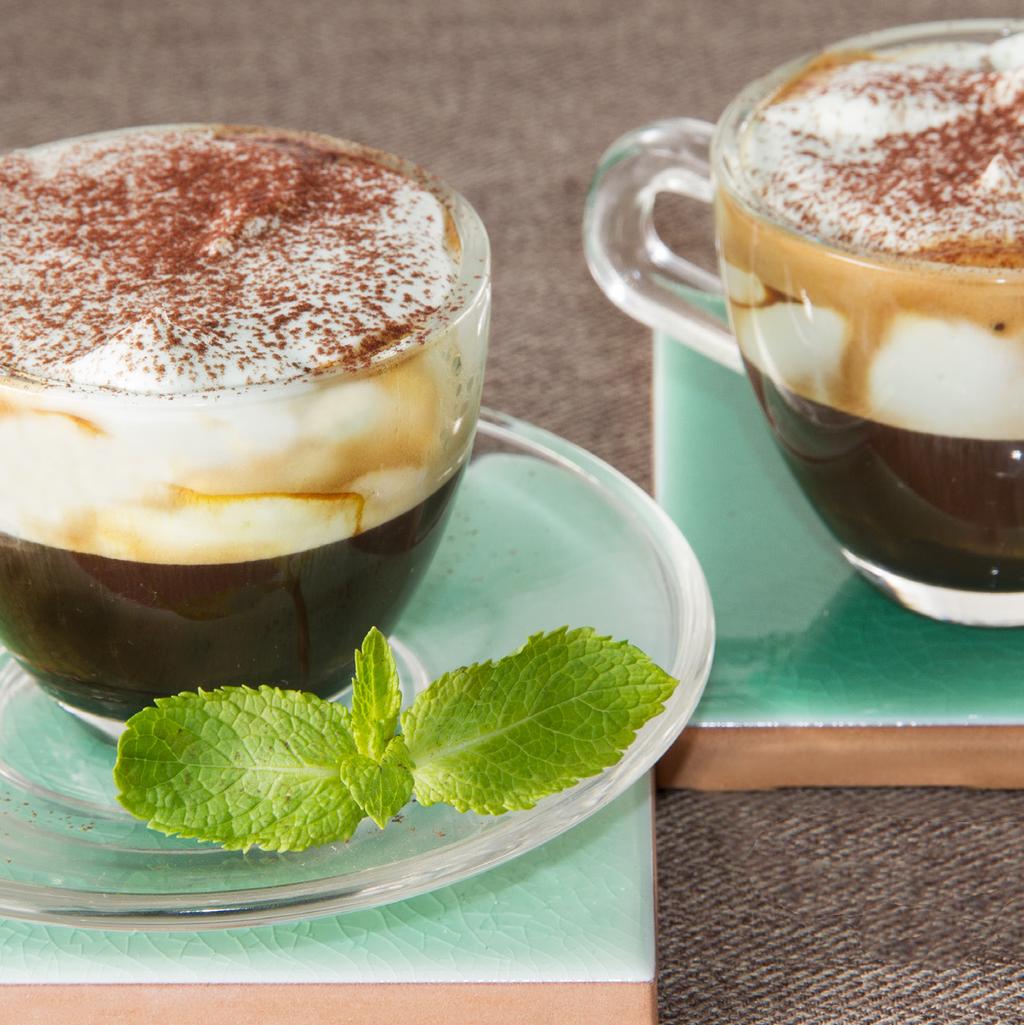 EXPRESSO COM HORTELÃ, CHANTILLY E CACAU Ingredientes (para 4 cafés): 4 colheres de café moído 3