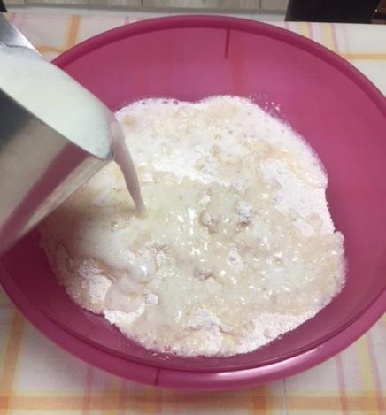 Para o pão de queijo, deve-se colocar, em uma panela, o óleo de coco, o leite, a água e o sal para ferver.