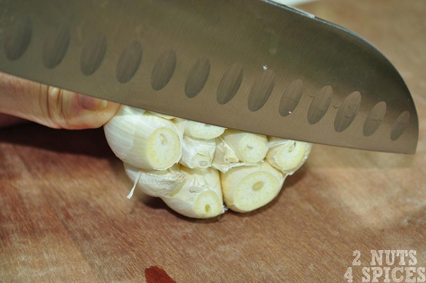 O passo mais importante da Flor de Alho é a hora de escolher a cabeça de alho na hora de comprar. Sempre de preferência pelo alho que tem os dentes bem firmes e com a casca no lugar.