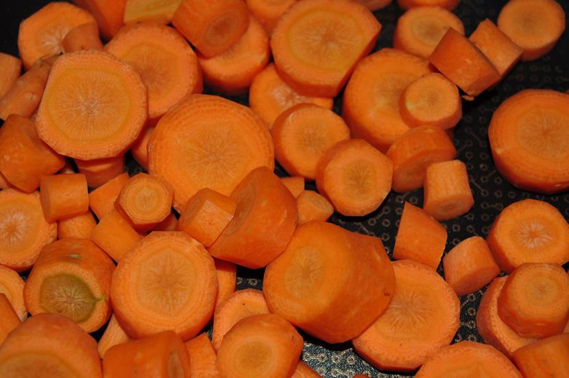 Após descascar e picar a cenoura em rodelas, coloque-as em uma panela com aproximadamente