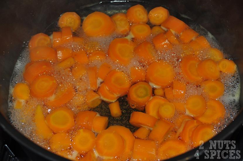 Deixe a cenoura cozinhar até que fique cozida e bem macia.