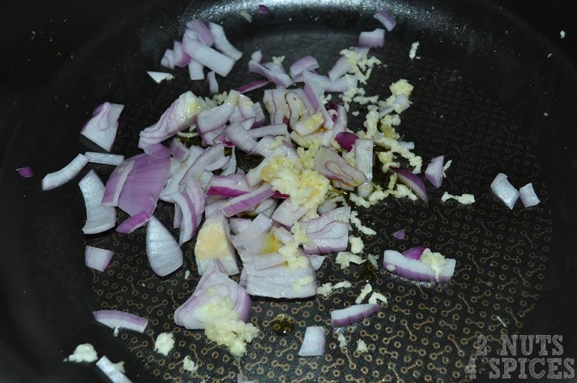Em uma panela, adicione o azeite de oliva, a cebola cortada em cubinhos e