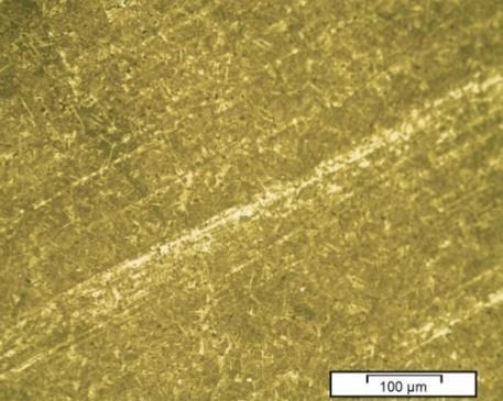 RESULTADOS E DISCUSSÃO A micrografia do Bronze-Alumínio mostra a matriz martensítica e os elementos de ligas, pontos escuros, que influenciam as propriedades do material, pela Fig. 1.