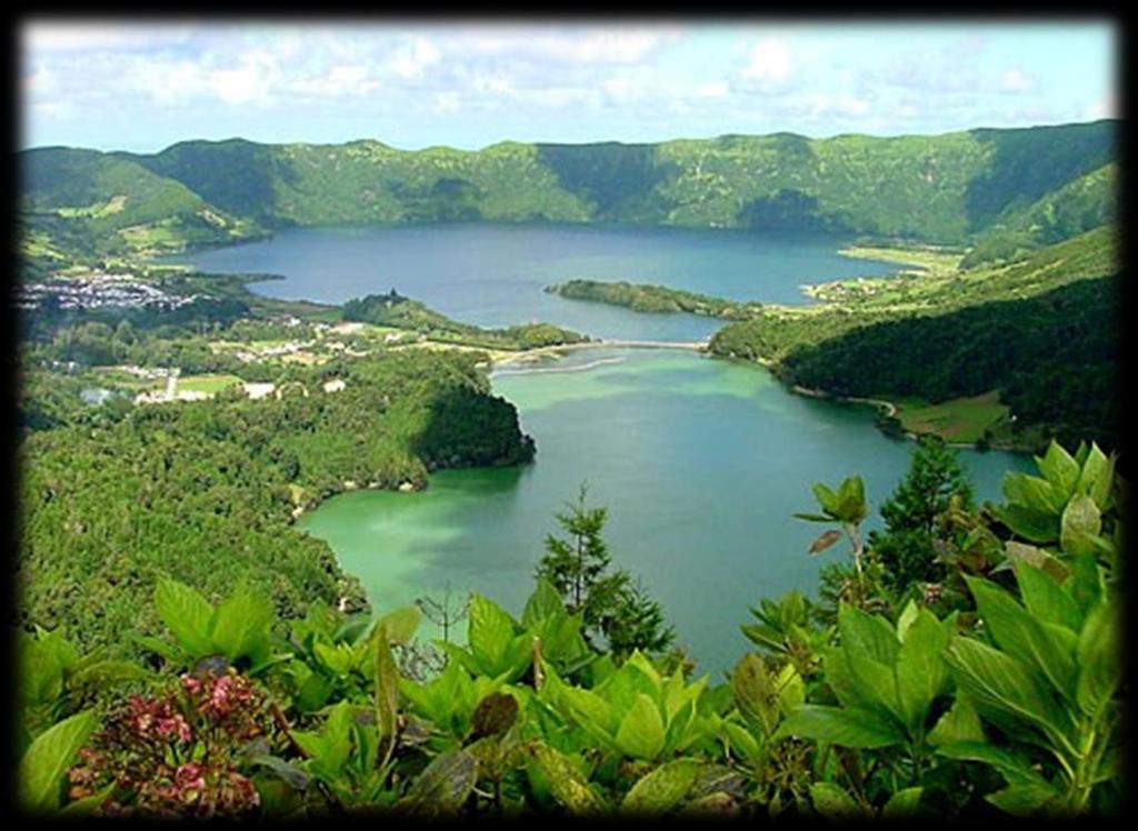 A Lagoa das Sete Cidades, com as suas duas lagoas - azul e verde - limitadas