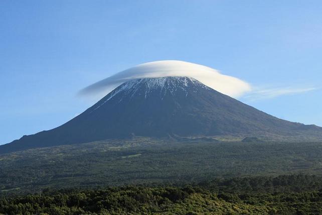 Paisagens Naturais e Humanizadas Montanha do Pico situada em