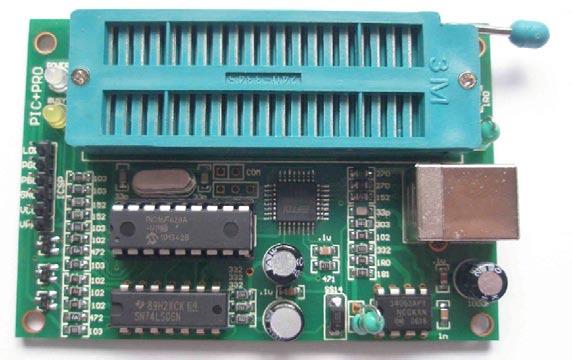 ELETRÔNICA DIGITAL - VOLUME 2 14.1.1 - Programação Os microcontroladores são fabricados sem conter nada em sua memória, assim, eles não conseguem fazer nada num circuito se não forem programados.