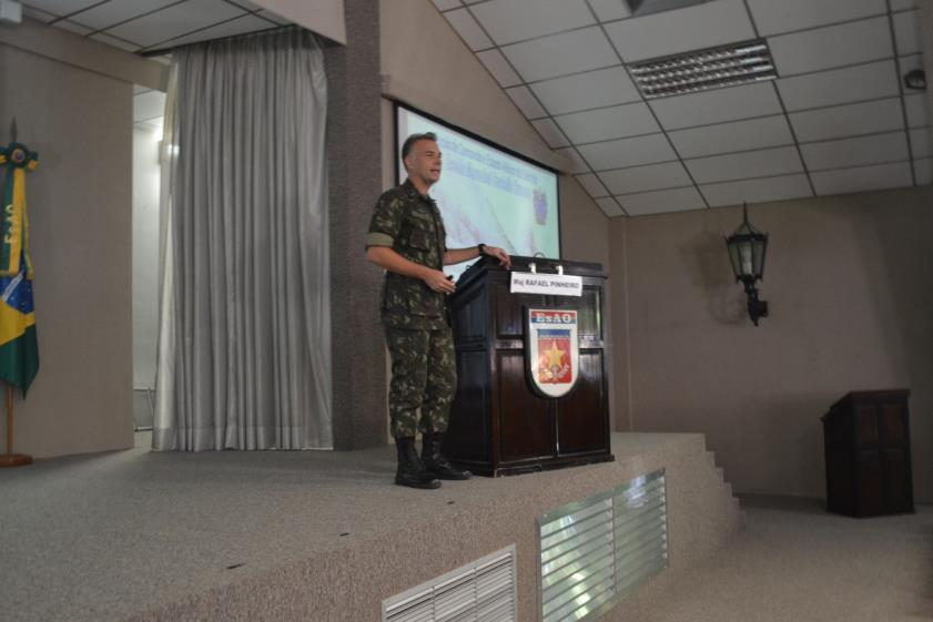 PALESTRAS O Maj Rafael Pinheiro, Coordenador do Programa de Pósgraduação da ECEME, apresentou aos