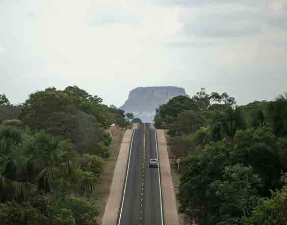 8 BR-163 3412 km de extensão EIXO DE VAZÃO DA PRODUÇÃO (E DA FLORESTA) A maior causa da expansão da soja na Amazônia foi o desenvolvimento de uma infraestrutura que dá acesso aos mercados