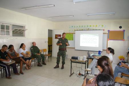 com materiais recicláveis nas comunidades para alunos