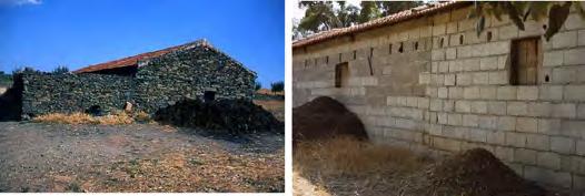 As construções antigas, de pedra, geralmente só possuem uma porta, estreita, com largura entre 0,8 m e 1,0 m.