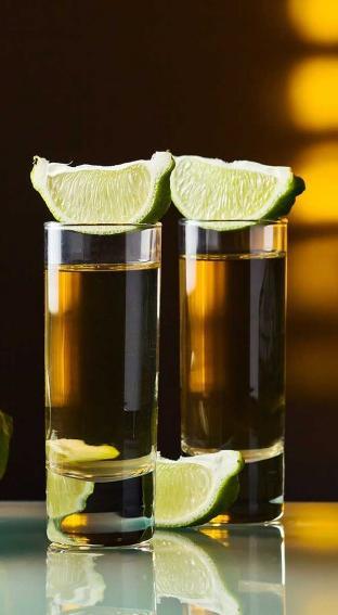 DEFINIÇÃO Categorias existentes: Tequila 100% de agave; Tequila (aquela em que se utilizou 51% de açúcares de agave no processo de fermentação).