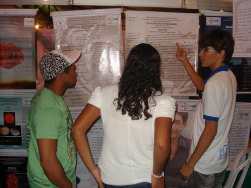 Material exposto nos estandes: Mostra de equações é um conjunto de banners didáticos onde é relatado o contexto histórico, a construção do conhecimento e a importância da equação para o meio