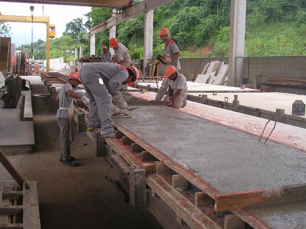 4 Execução da concretagem de painel arquitetônico com CC. A Lançamento do concreto colorido.