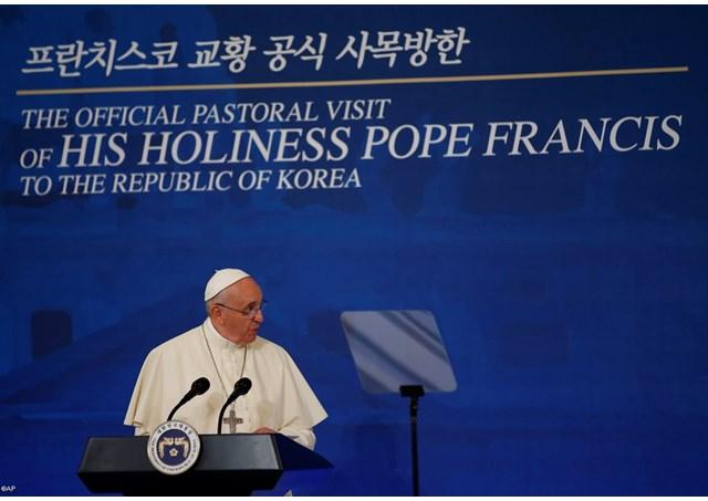 Após uma viagem de cinco dias à Coreia do Sul, o papa Francisco voltou nesta segunda-feira (18) à Itália, mas não sem fazer duras críticas aos confrontos mundiais durante seu voo de regresso a Roma.