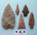 Patrimônio Arqueológico de Caxias do Sul Foto 09: Sítio das Flechas. Na esquerda, biface em arenito silicificado; no centro, pontas de projétil em argilito; na direita, pontas em arenito silicificado.