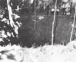 Incursões pela arqueologia do planalto Foto 13: Vista geral da Estrutura 1 Casa A antes da escavação de Abril/Maio/1967. Foto Pedro I. Schmitz.