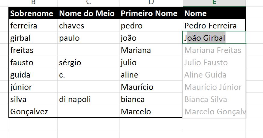 Ao começar a digitar a segunda célula, o Microsoft Excel já sugere o preenchimento automático das demais células, baseado