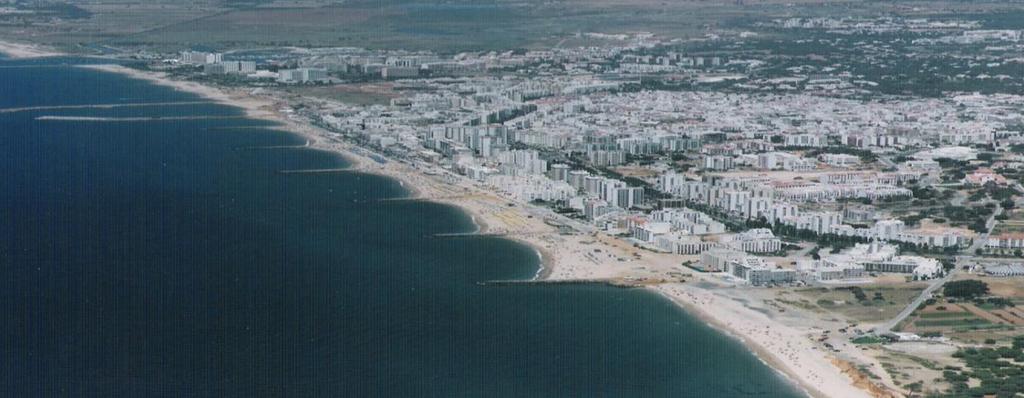 IMPACTOS na ZONA COSTEIRA Variação da obliquidade das ondas Litoral baixo, arenoso,